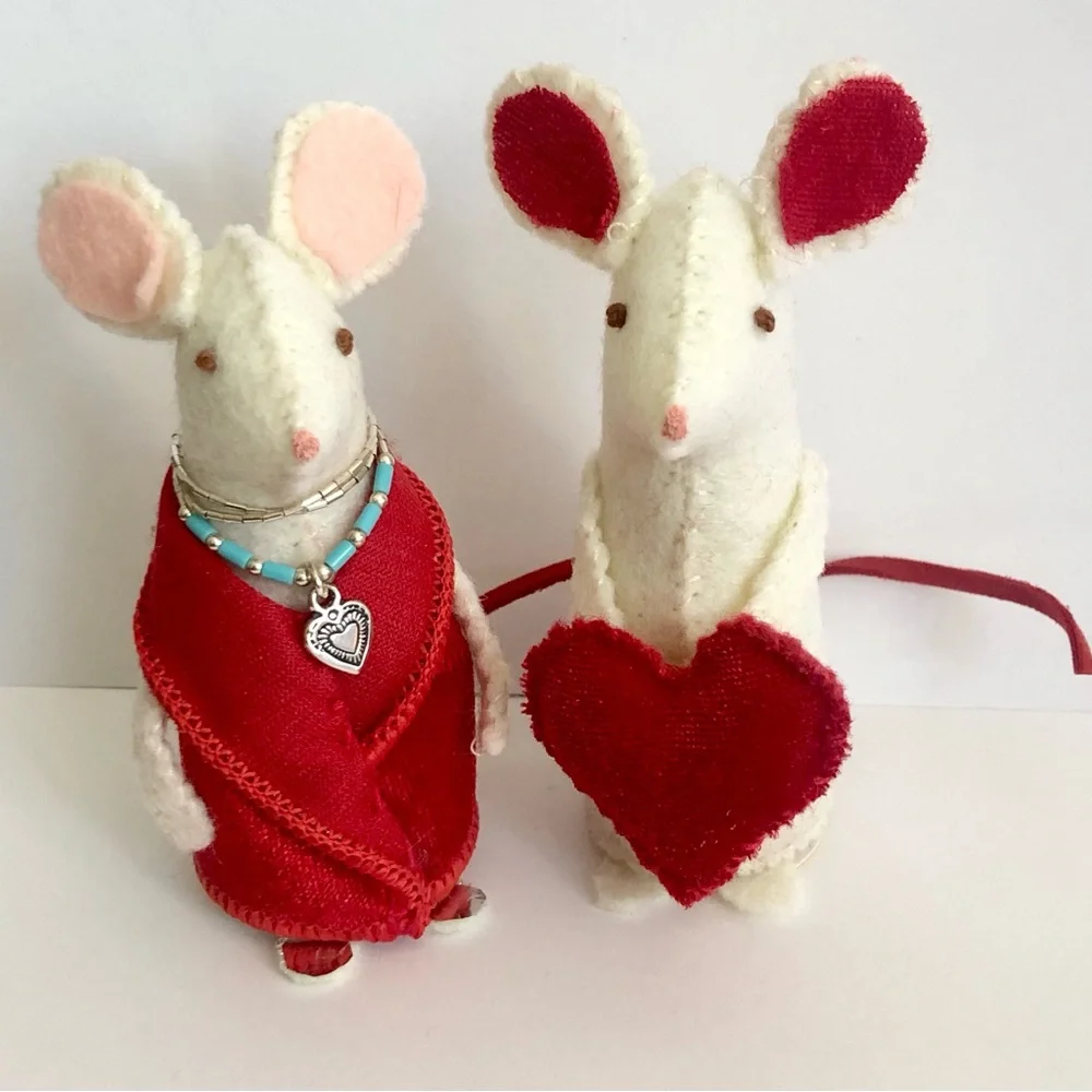Sweetheart felt mouse art doll Valentine's Day gift handmade hand-sewn